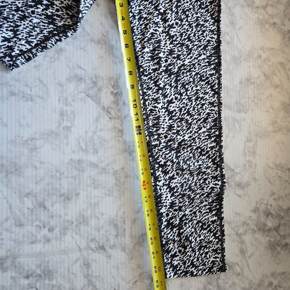 Nike Dri-Fit Athletic Leggings Black & White Print Women's Sz Med - Picture 12 of 13
